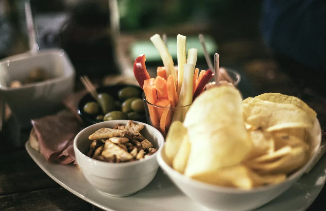 Ένας στους τέσσερις τρώει υγιεινά γεύματα και ανθυγιεινά σνακ